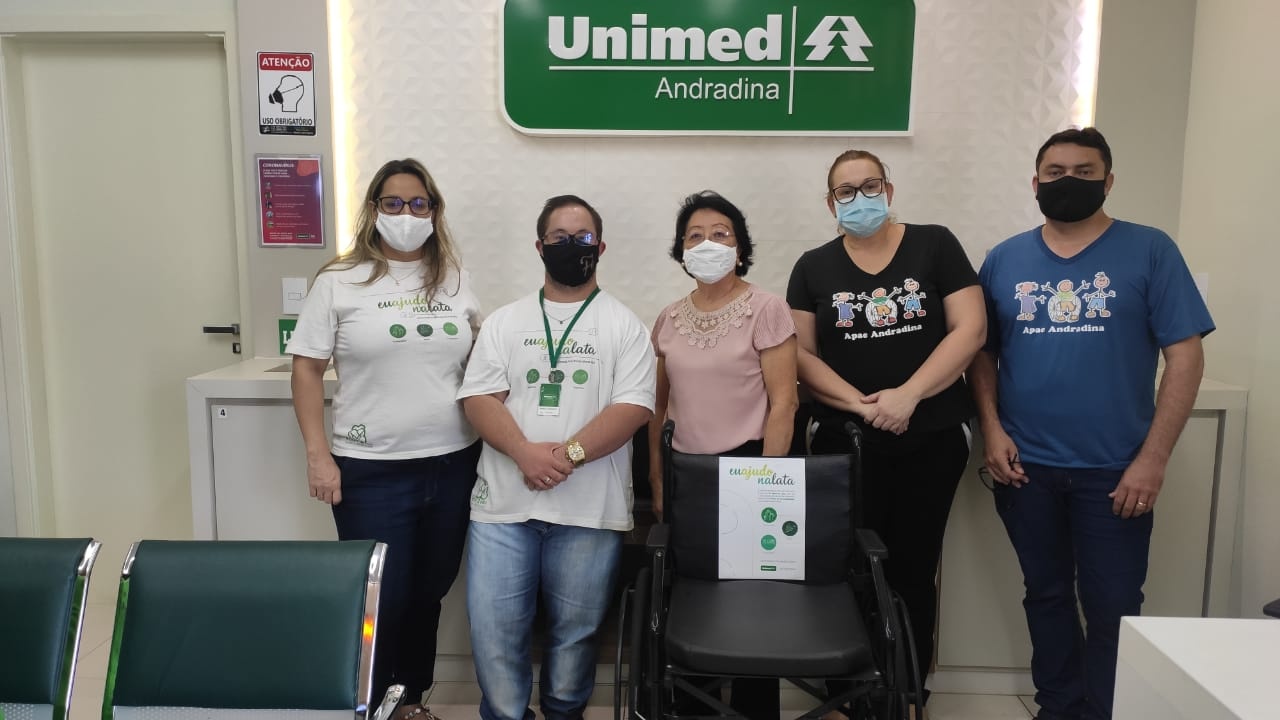 Unimed Andradina entrega cadeira de rodas para APAE do município