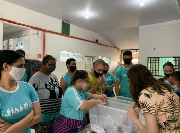 Unimed Andradina realiza oficina de reciclagem de papel na APAE
