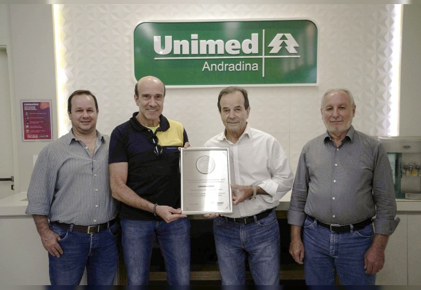 Unimed Andradina recebe placa comemorativa referente aos 25 anos da cooperativa 